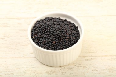 Kase üzerinde ahşap yemek pişirmek için hazır siyah mercimek