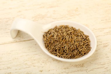 Kimyon tohumları yığın ahşap arka plan üzerinde