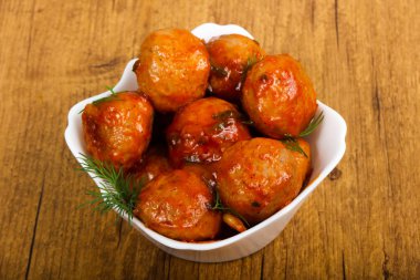 Dereotu, domates soslu köfte servis