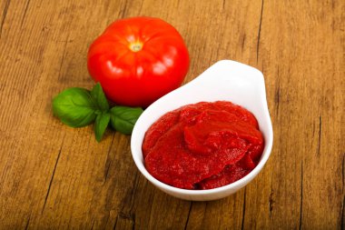 Domates salçası fesleğen yaprakları ile