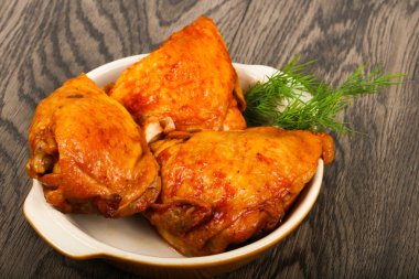 Domates soslu kızarmış tavuk uyluk