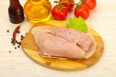 Biber yemek pişirmek için hazır çiğ tavuk göğsü