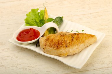 Salata yaprakları ile kavrulmuş tavuk göğsü