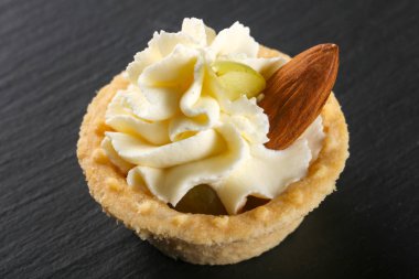 Tartı krem, üzüm ve badem catering için