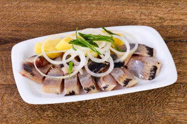 Soğan ve patates ile ringa balığı filetosu