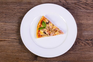 Jambon ve mantar peynirli pizza