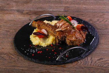 Hizmet patates püresi sebzeli kuzu