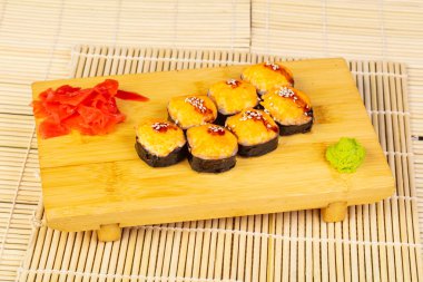 Lezzetli yılan balığı ve yengeç suşi rulo