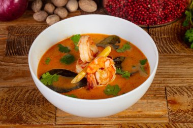Otlar ile lezzetli Tom Yum çorbası
