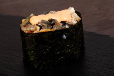 Soslu lezzetli sebze suşi