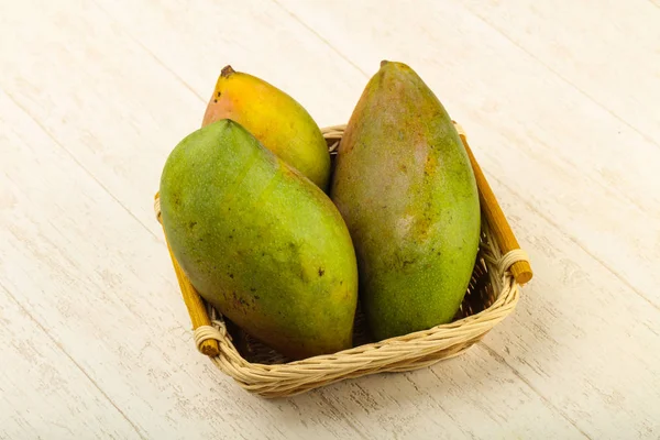 Frutta Tropicale Cumulo Mango Sullo Sfondo Legno — Foto Stock