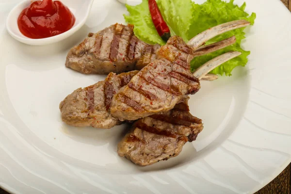 Gegrilltes Lamm Mit Tomatensauce Serviert Salatblätter — Stockfoto