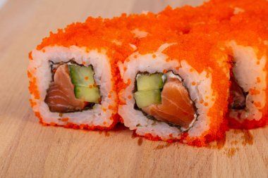 Geleneksel California roll somon ile
