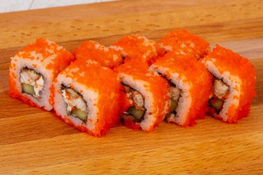 Geleneksel California roll yılan balığı ile