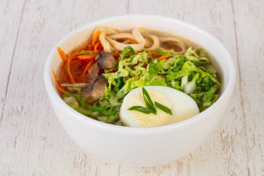 Asya geleneksel Ramen çorba, yumurta