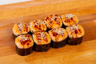 Susam ve balık pişmiş rulo