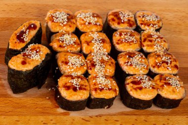 Susam ve balık pişmiş rulo