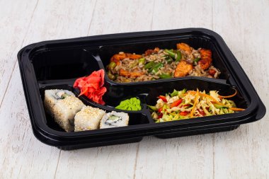 Rulo, şehriye ve et ile bento