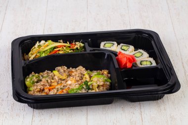 Rulo, şehriye ve et ile bento