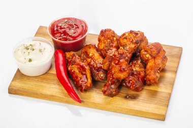 Buffalo kanat sosu ve biber ile tavuk