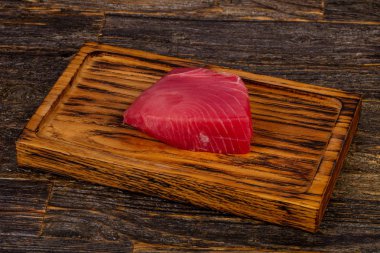 Ahşap arka plan üzerinde ham orkinos biftek