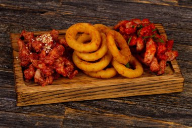 Balık ve cips plaka - karides, cod, soğan