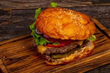 Taze sıcak burger sığır eti, peynir ve kırmızı soğan