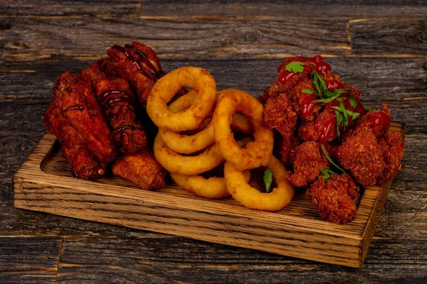 Tavuk kanatları, bacak ve soğan plakası kızart