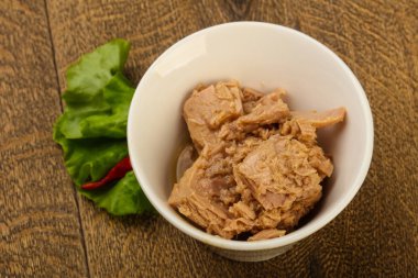 Kavanozda konserve ton balığı pişmeye hazır.