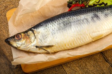 Biber ve baharatlı tuzlu ringa balığı.