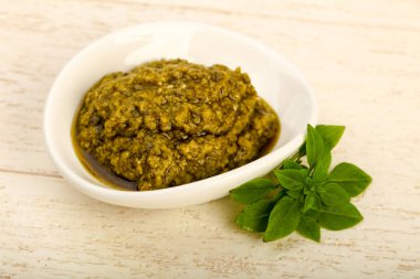 Fesleğenli pesto sos kasede bırakır