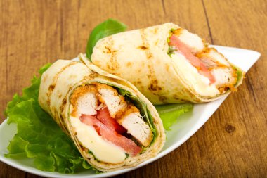 Tavuk ekmek rulo salata yaprakları ile