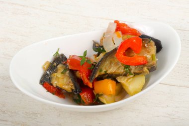 Buğulanmış sebze - patlıcan, domates, biber ve kabak