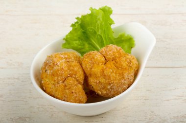 Ahşap arka plan üzerinde diyet gevrek karnabahar