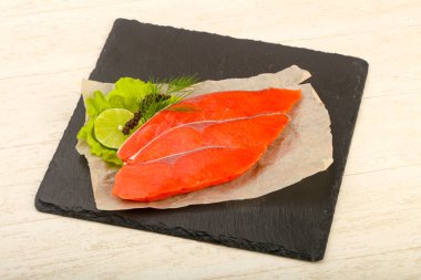 Kireç ve dereotu ile tuzlanmış somon