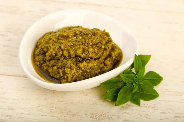 Pesto Szószban Bazsalikom Levelek Tálban — Stock Fotó