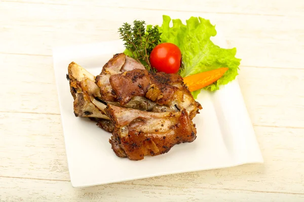 Kavrulmuş domuz diz dijon hardal sos ile