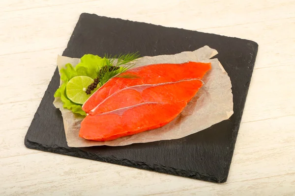 Kireç ve dereotu ile tuzlanmış somon