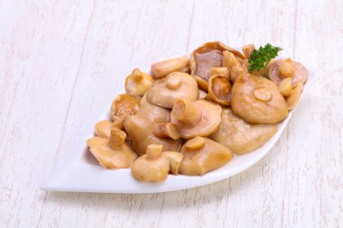 Baharat ile kase salamura mantar