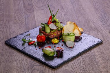 Çiğ biftek tartar Bıldırcın yumurta hizmet