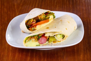 Tortilia saucage ve salatalık ile