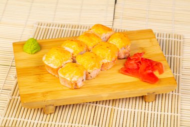 Peynir ile lezzetli Alaska suşi rulo