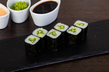 İştah açıcı suşi salatalık, wasabi ve sos ile