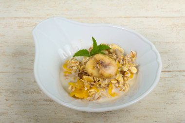 Muz, fındık ve nane ile müsli