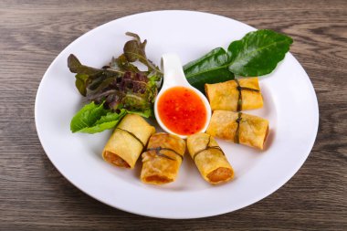 Karides ve sebze ile geleneksel Asya böreği