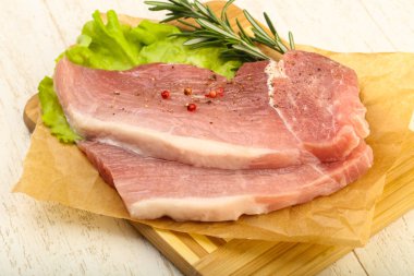 Biber ve baharat ile çiğ domuz eti biftek