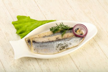 Dereotu ve soğan ile ringa balığı filetosu