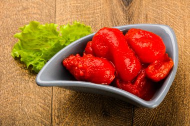 Kase suyu ile soyulmuş domates