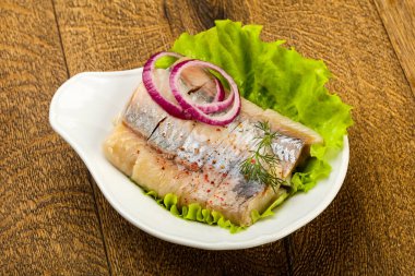 Ringa balığı filetosu dereotu ve soğan dilimlenmiş