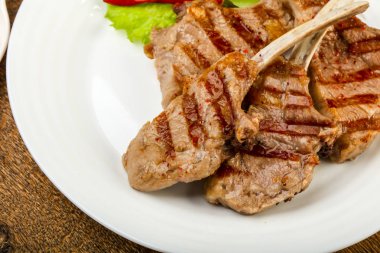 Salata yaprakları servis domates soslu kuzu ızgara